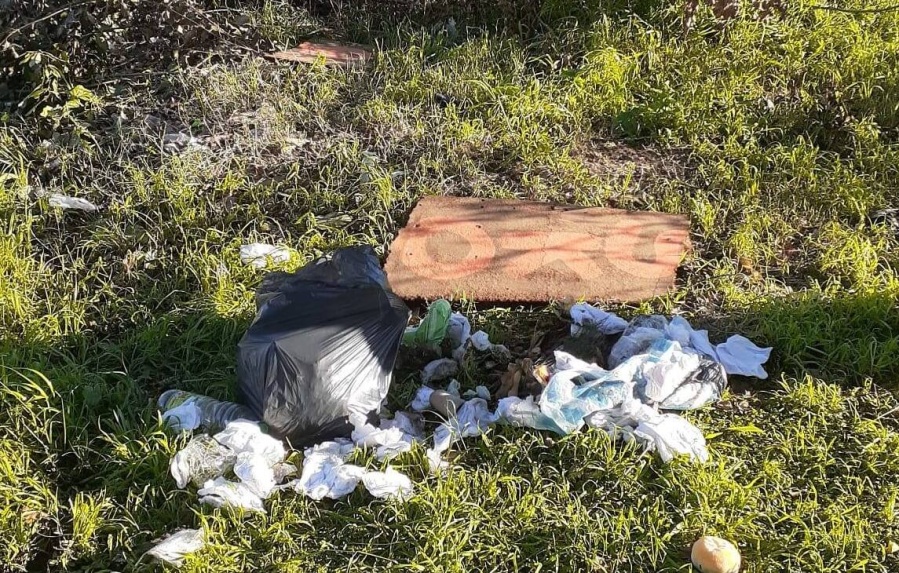 ¿Municipalidad ausente o vecinos sucios? En Los Hornos se armó el debate por la mugre en una esquina