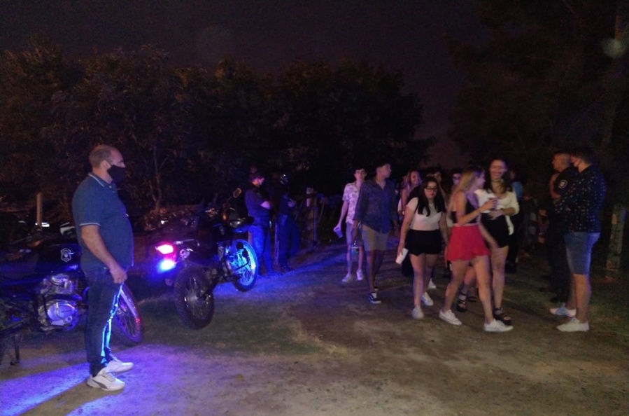 En Berisso se juntaron 70 jóvenes en una casa particular para festejar la Navidad: intervino la policía