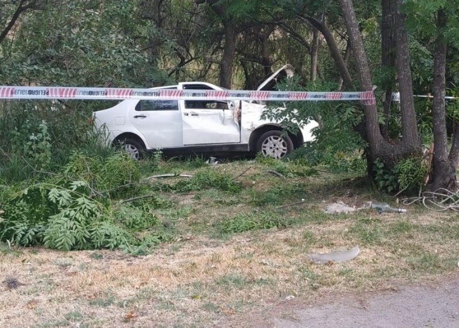 Murió un hombre en Berisso tras chocar con varios árboles y lograron rescatar a su hijo de 10 años