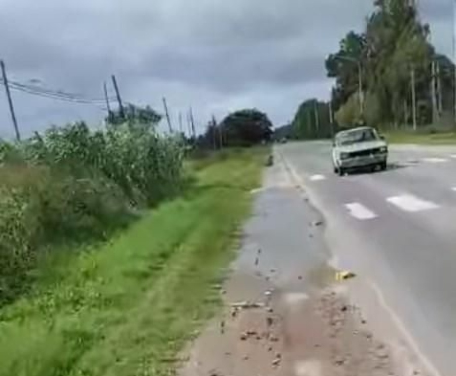 Ciclistas de La Plata denuncian el pésimo estado de la bicisenda de 137 y 72