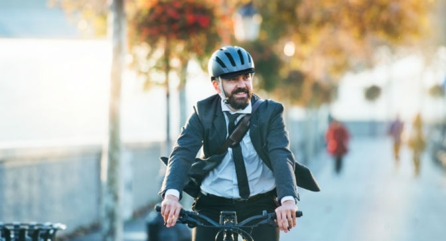 4200 dólares para quienes reemplacen el uso de su auto por bicicletas, scooters y/o transporte público