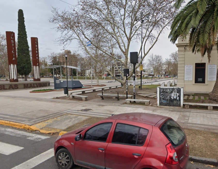 Los ”biciladrones” atacaron de nuevo en Plaza Malvinas pero no llegaron muy lejos