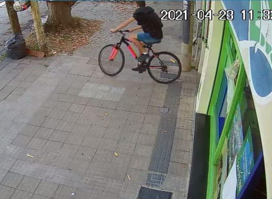 Una vecina fue a la plaza de 19 y 60, y se encontró con el hombre que había robado su bicicleta