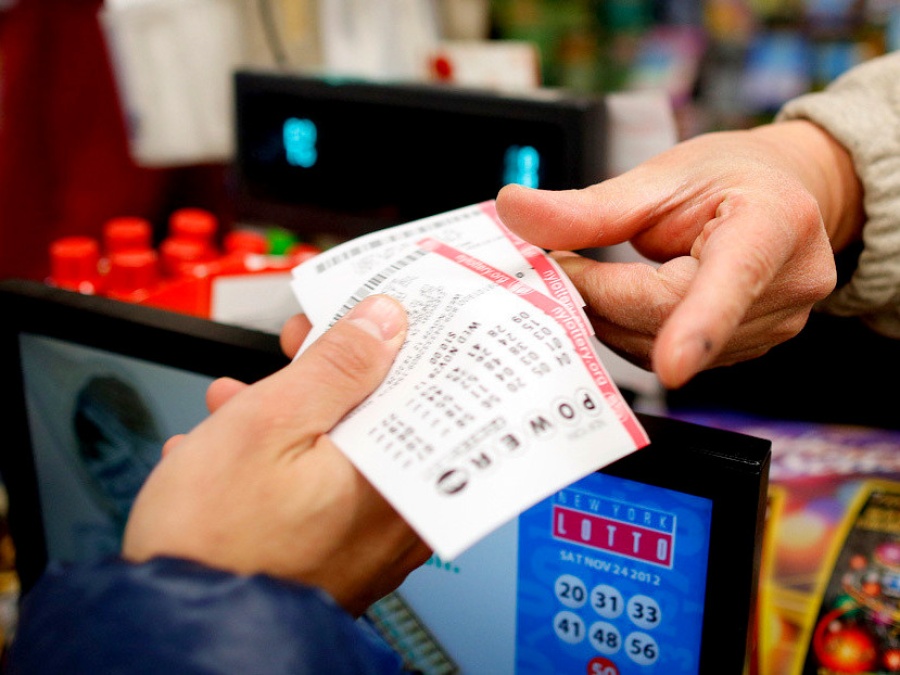 Ganó un millonario premio en la lotería pero se olvidó el boleto en el lavarropas