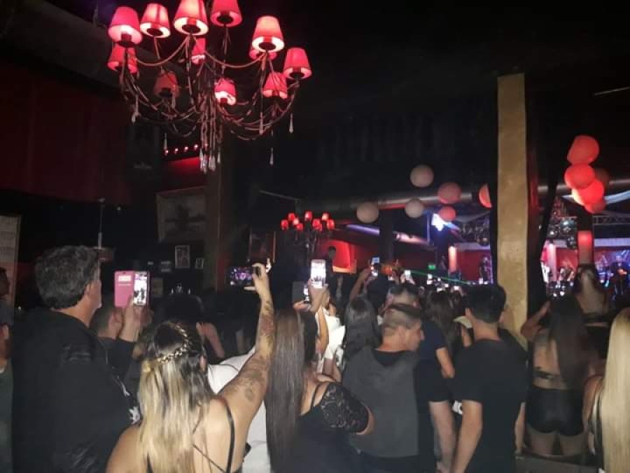 Denuncian al boliche La Reina de Gonnet de abrir sin respetar ningún protocolo: ”Había 350 personas y tiraron las vallas”