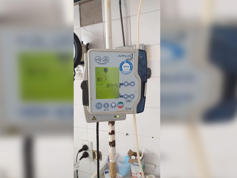 Tiene un estómago artificial y necesita una bomba alimentaria para poder volver a su casa en La Plata