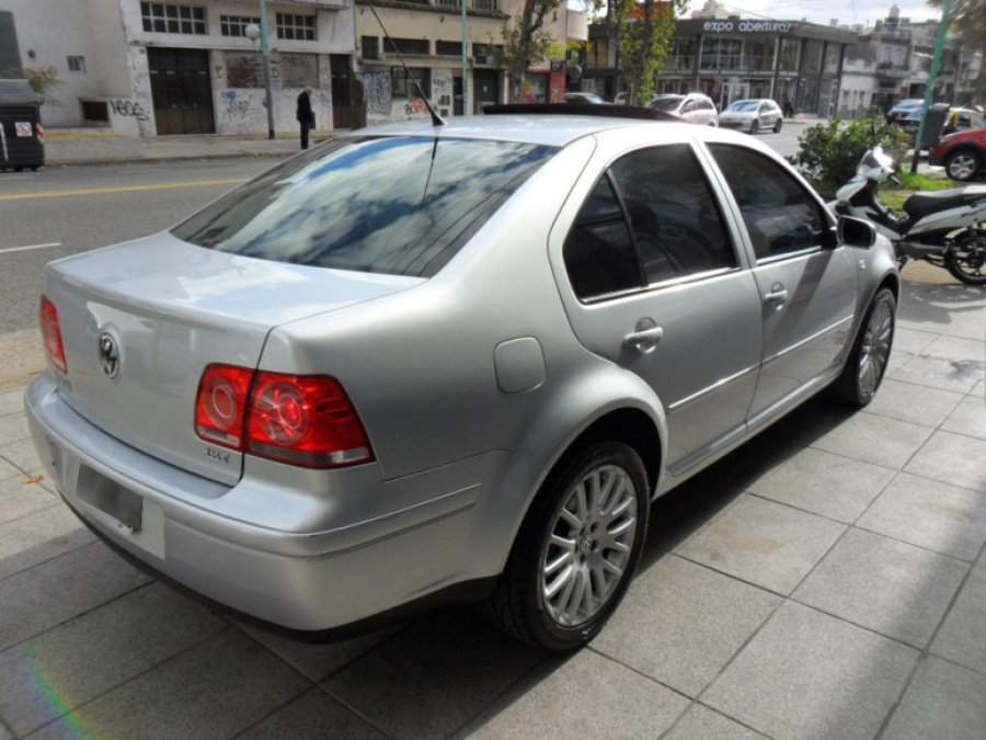 Desde un auto gris le dieron 5 disparos a un platense y lo asesinaron