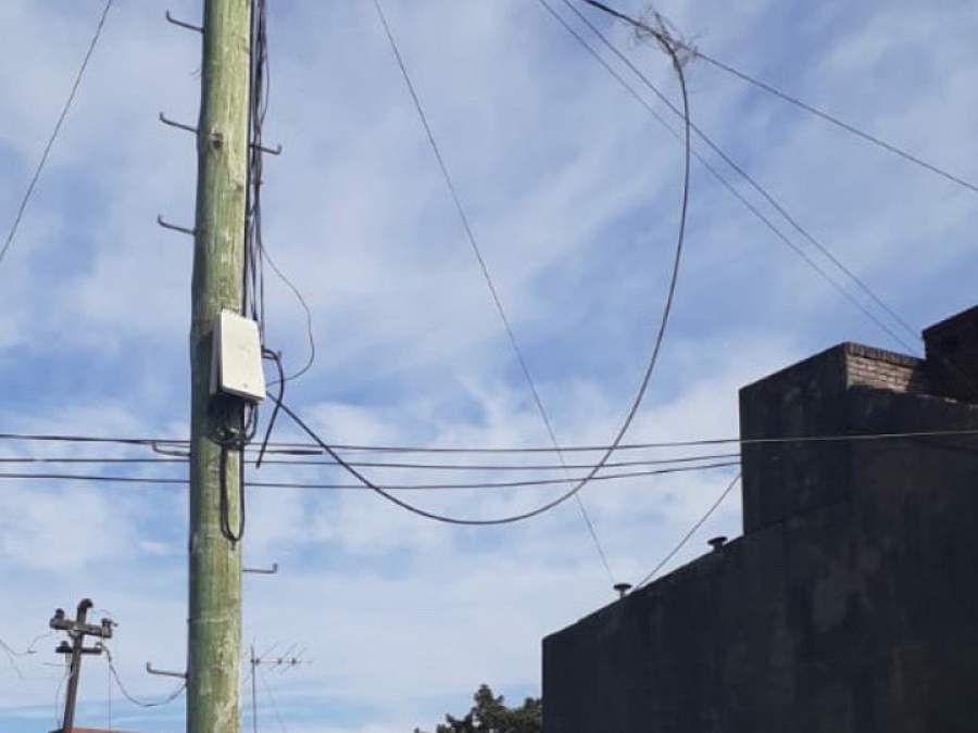 Vecinos de La Plata reclaman haber quedado incomunicados por un ladrón de cables