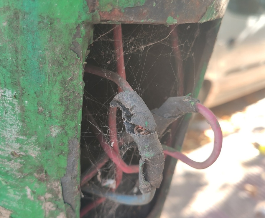 En 11 y 60 alertaron por un poste de luz muy peligroso y pidieron que el municipio lo repare urgente