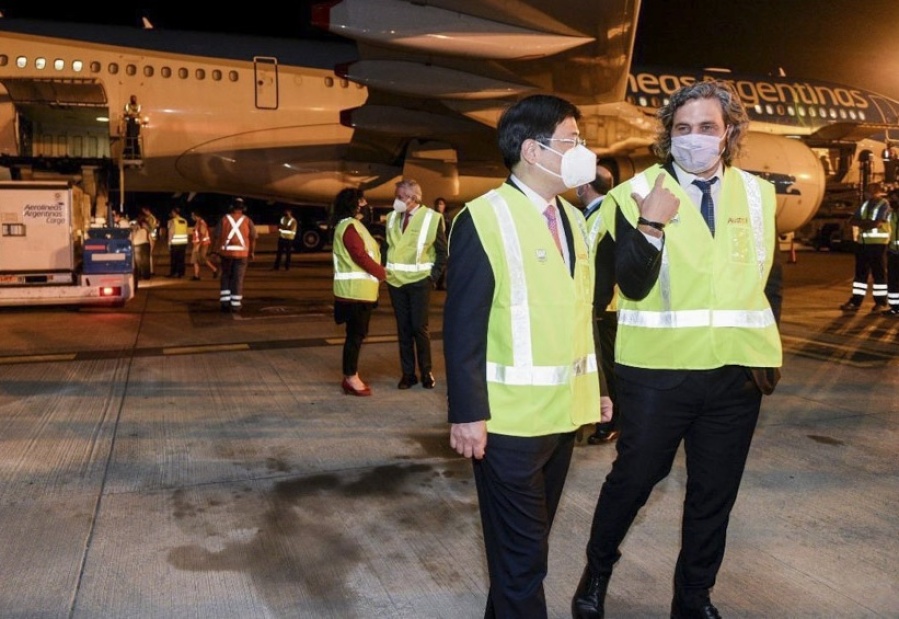 Llegaron al país las 904 mil vacunas contra el COVID-19 desde China y serán utilizadas para los docentes