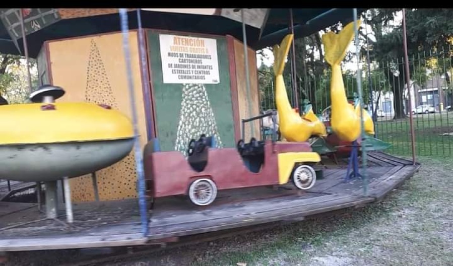 El calesitero de 19 y 60 regala vueltas a los niños de La Plata que no las pueden pagar