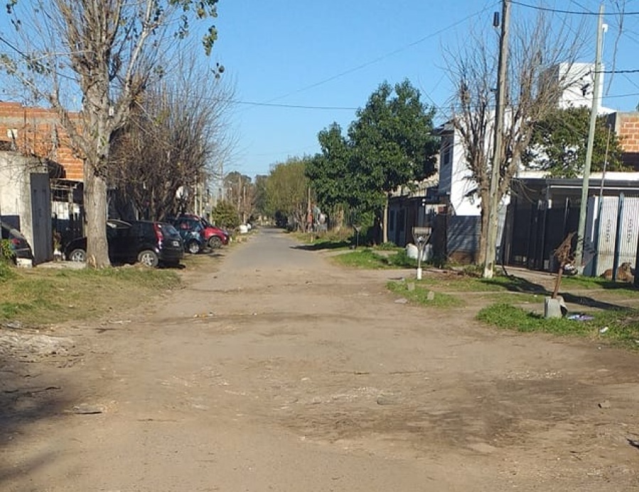 Vecinos de Los Hornos reclaman que una cuadra quedó asfaltada pero solo hasta la mitad