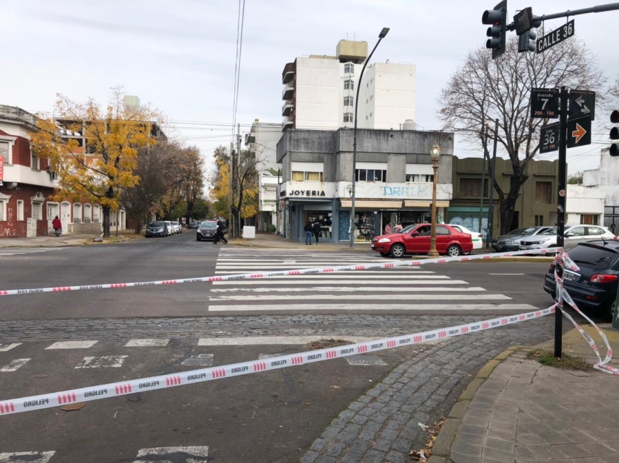 Vecinos de 36 entre 6 y 7, cansados de que dos obras obliguen a cortar la calle