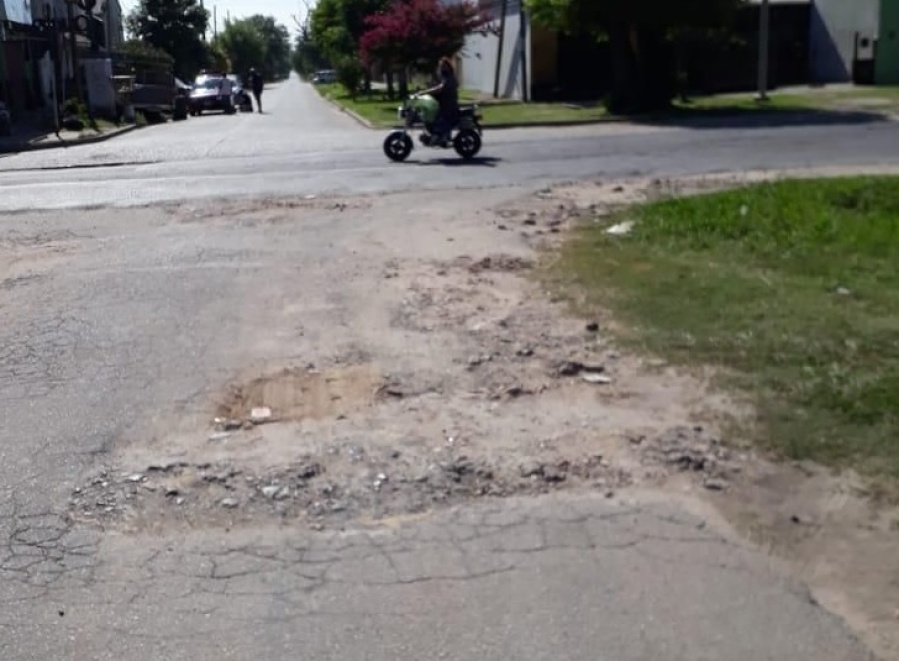 Vecinos de San Carlos volvieron a reclamar por el pésimo estado de una esquina