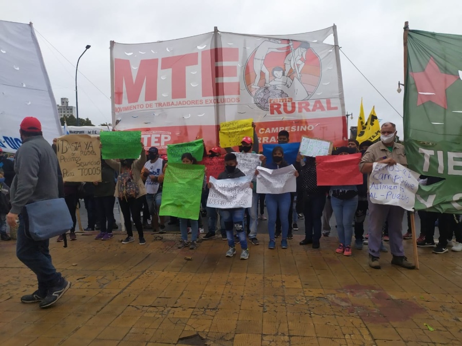 Protesta y ”verdurazo” en Plaza Moreno: punto por punto, cuáles son los reclamos de los quinteros