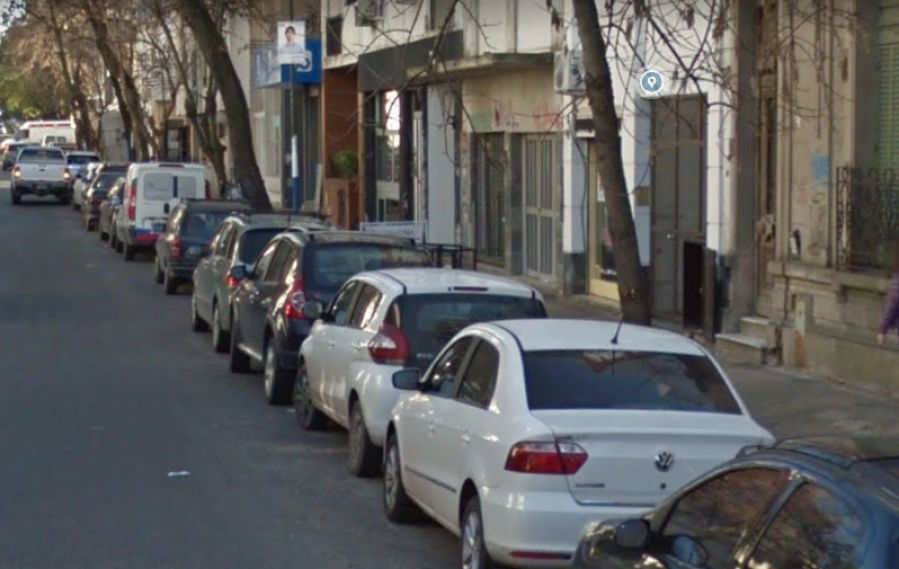 Una pérdida de agua en pleno centro de La Plata genera malestar en los vecinos