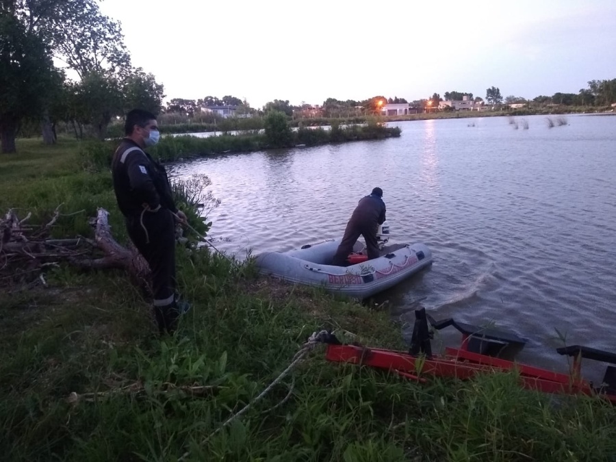 Buscan desesperadamente a un hombre que salió a andar en kayak por Berisso y se cayó al agua