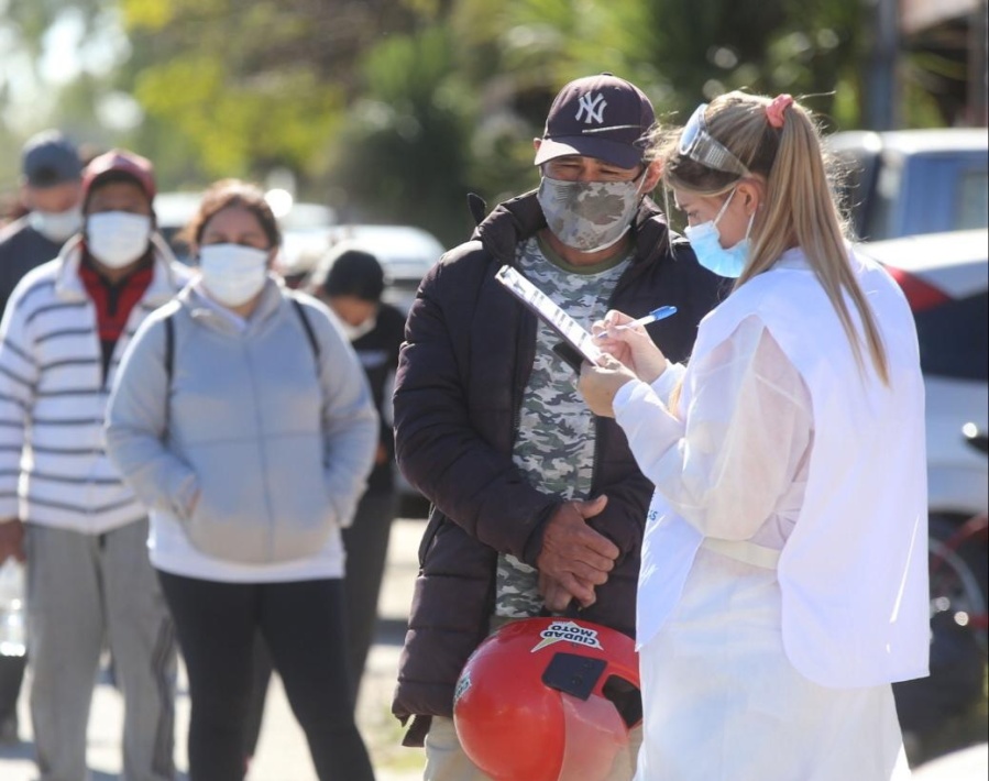 La Plata registró 18 fallecidos y 307 contagios este lunes: se consolida la leve caída de los casos