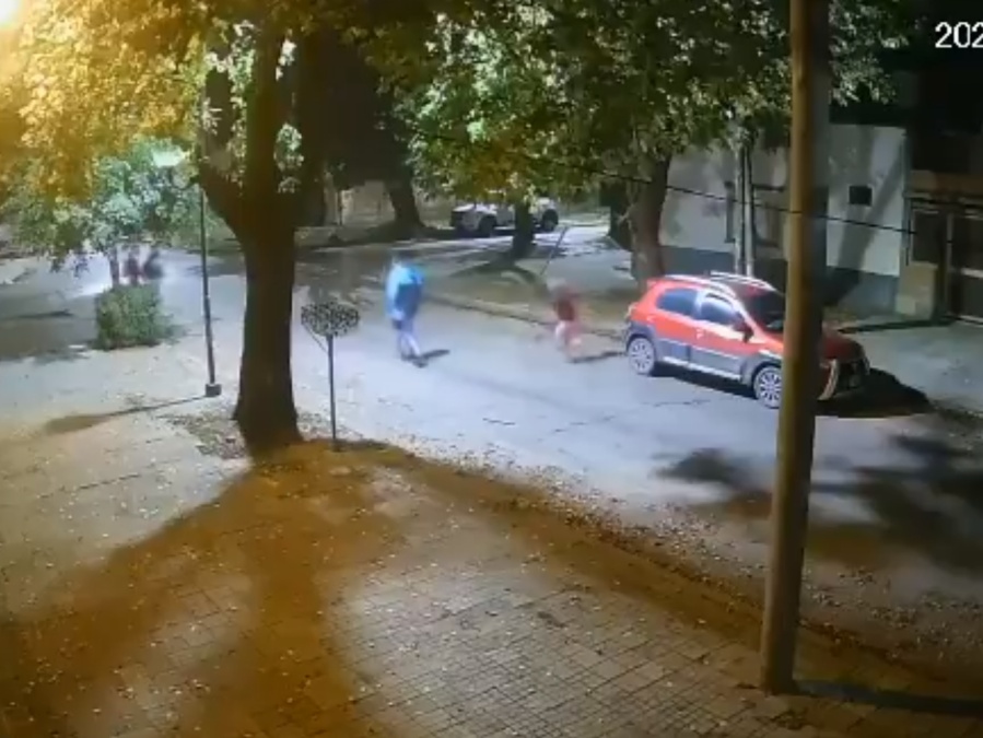 VIDEO: Dos ladrones le robaron y gatillaron a un joven deportista en Barrio Hipódromo