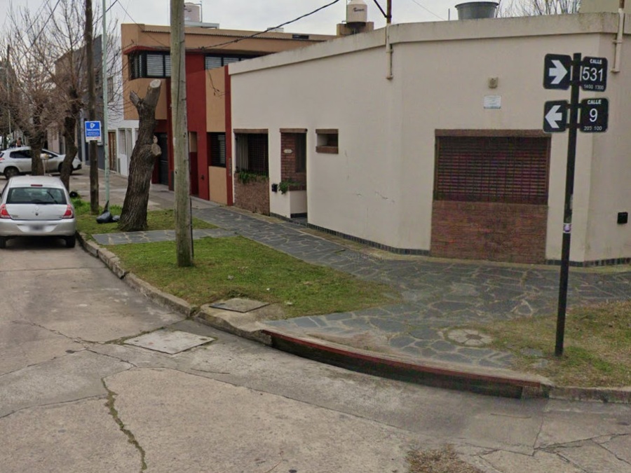 ”Mi esquina es un peligro”: Un tronco está a punto de caerse en 9 y 531, pero nadie se hace cargo