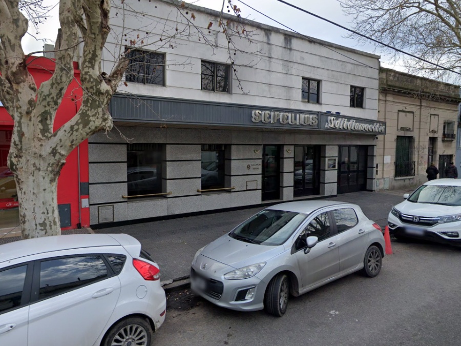 Estaba por velar a su madre y habría sido atacado por su cuñado: Tarde ”brutal” fuera de una funeraria de La Plata