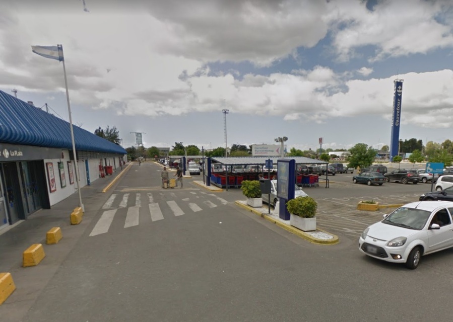 Un albañil y un carpintero terminaron presos en La Plata por robar un peceto y demás productos de un hipermercado