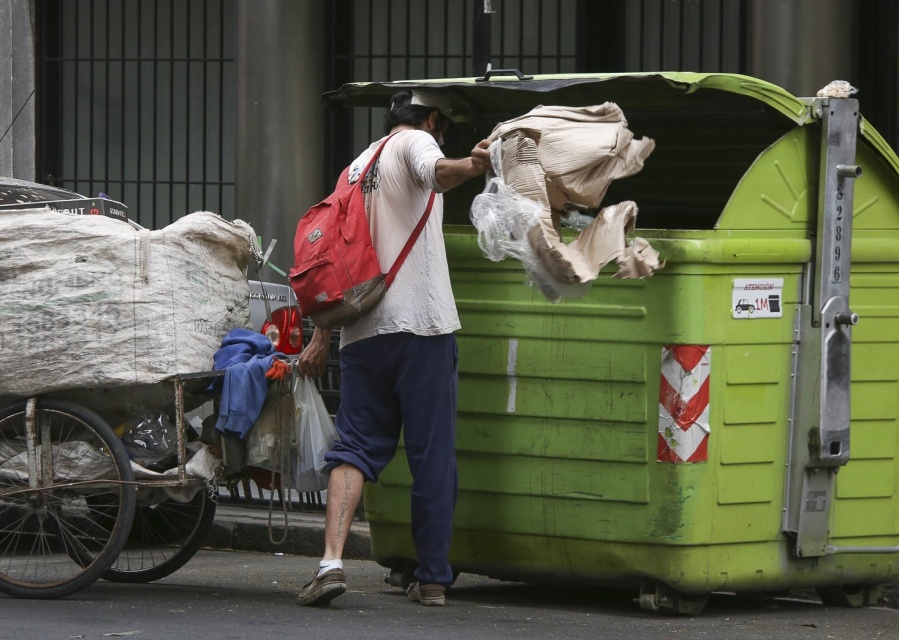 Llegó a La Plata a los 12 años, revolvió tachos, durmió en la calle y ahora su hija tiene promedio de 9,85 con honores