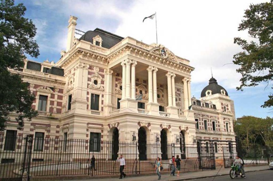 Rumores de gritos y fantasmas en la Casa de Gobierno de la Provincia: Fue construida sobre un cementerio indio