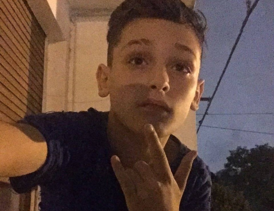 Le robaron el celular en Plaza Malvinas y ahora pide ayuda a los platenses para seguir las clases: ”Lo uso para la tarea”