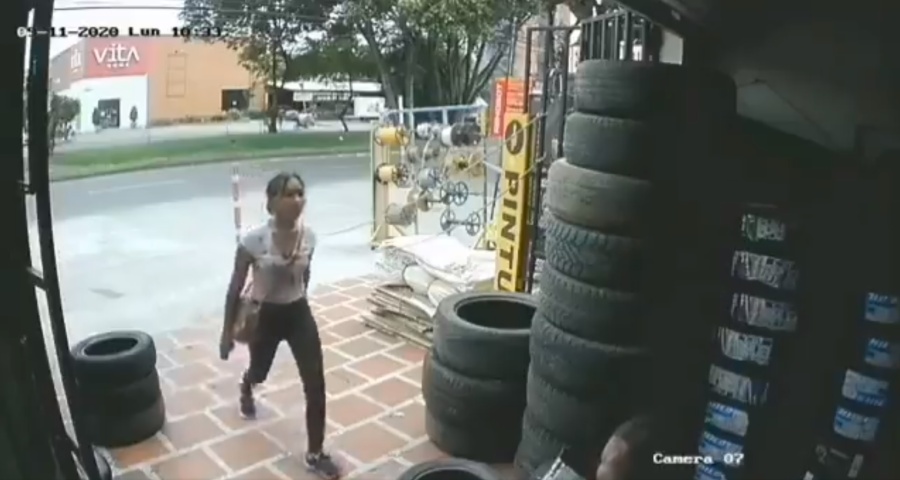 Una mujer cansada del acoso retrocedió para tirarle gas pimienta a un hombre que le dijo un ”piropo”