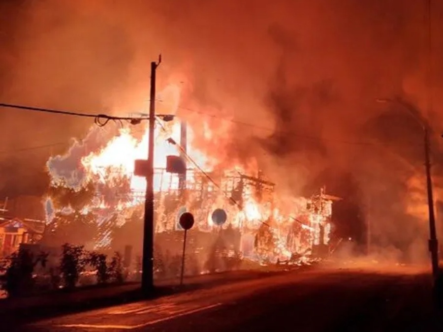 Chile: prendieron fuego una municipalidad por el crimen de un malabarista