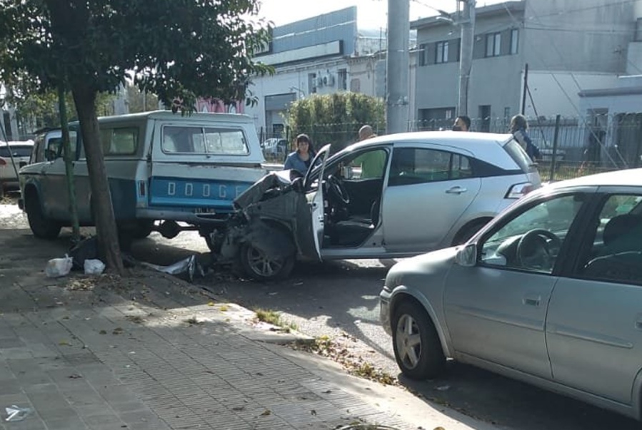 Perdió el control de su auto en Tolosa y chocó a una camioneta estacionada: afortunadamente no hubo heridos