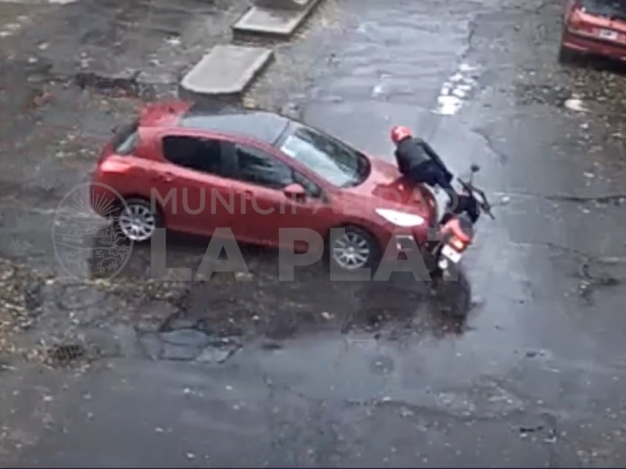 VIDEO: Un auto embistió a una motociclista en la esquina de 25 y 48