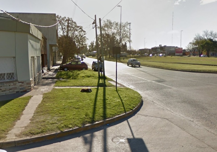 Murió un joven en Los Hornos tras chocar contra un poste: era de nacionalidad boliviana