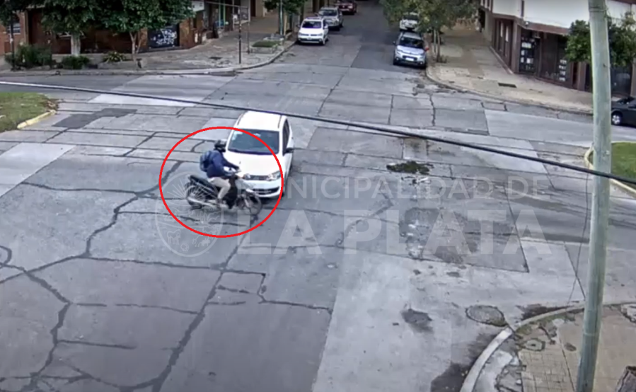 VIDEO: Chocaron a un motociclista en La Plata y terminó internado