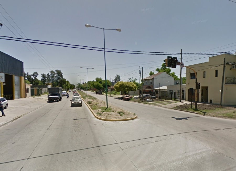 Un platense estaba prófugo de la justicia y chocó con una camioneta de Control Urbano