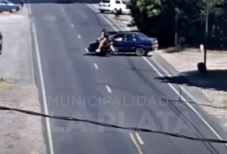 Dobló con su auto sin mirar y embistió a una motociclista en Camino General Belgrano