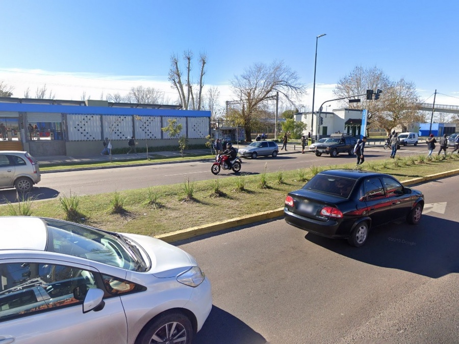 Un hombre caminaba por la estación de City Bell con una cuchilla en la mano: creen que es un ladrón