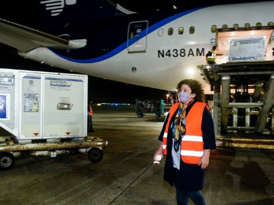 Llegaron al país más de 800 mil dosis de Astrazeneca, producidas en conjunto con México