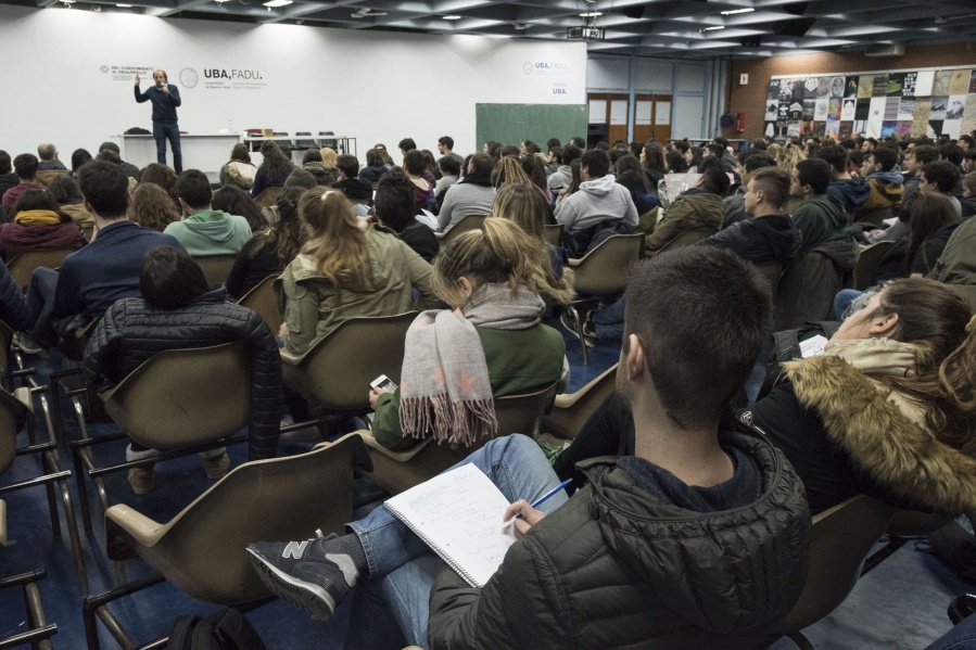 Los docentes universitarios también serán vacunados y las clases presenciales volverían en marzo en todos los niveles