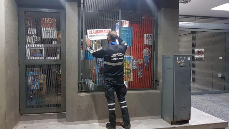 Se clausuraron 5 kioscos y 2 bares por venta de alcohol fuera del horario permitido en la zona de Plaza Malvinas