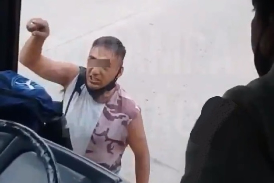 Le arrojó un piedrazo al colectivero porque no lo dejó subir: ”Por protocolo solo puede haber 10 personas de pie”