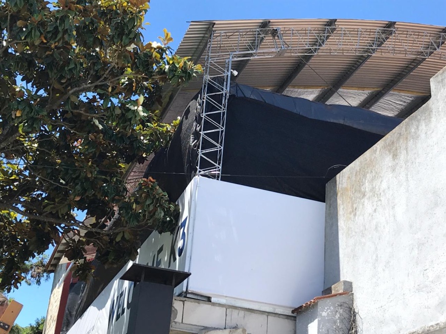 Al Colegio Covenant de Gonnet no le importa nada: ahora ponen una media sombra para tapar su obra ilegal