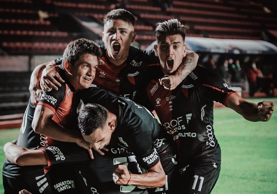 Colón goleó a Racing y se coronó campeón de la Copa de la Liga por primera vez en su historia