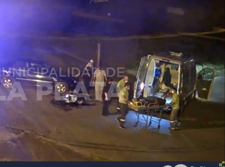 Voló un motociclista tras un terrible choque frontal en Villa Elvira y lo derivaron al Hospital San Martín
