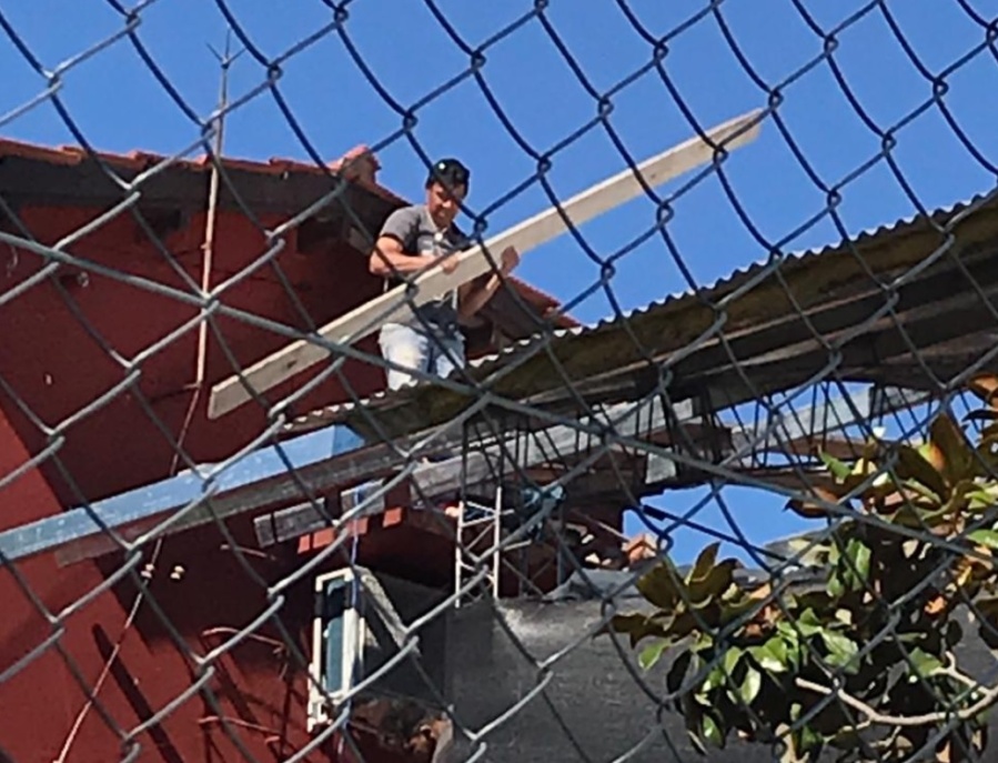 El Colegio Covenant de Gonnet volvió a reanudar una obra ilegal y los vecinos estallaron: ”Ponen lonas y siguen construyendo”