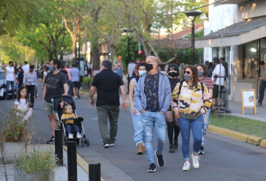 La Plata profundiza el descenso de contagios, pero aún está lejos de pasar a ”riesgo medio”: cómo se mueven las curvas claves