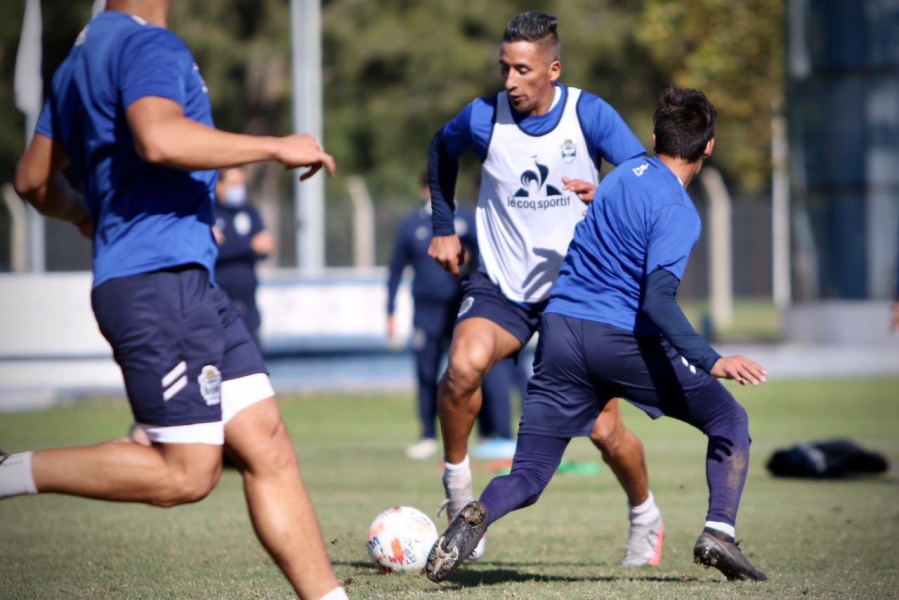 Gimnasia, con bronca por la chance que dejó escapar, trabajó en Abasto y saca cuentas para clasificarse