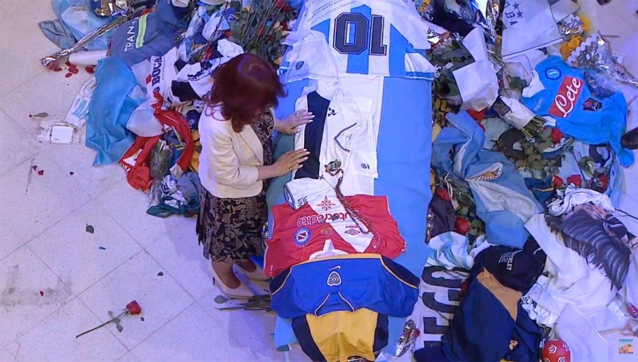Cristina despidió a Maradona y le dejó una camiseta de Gimnasia