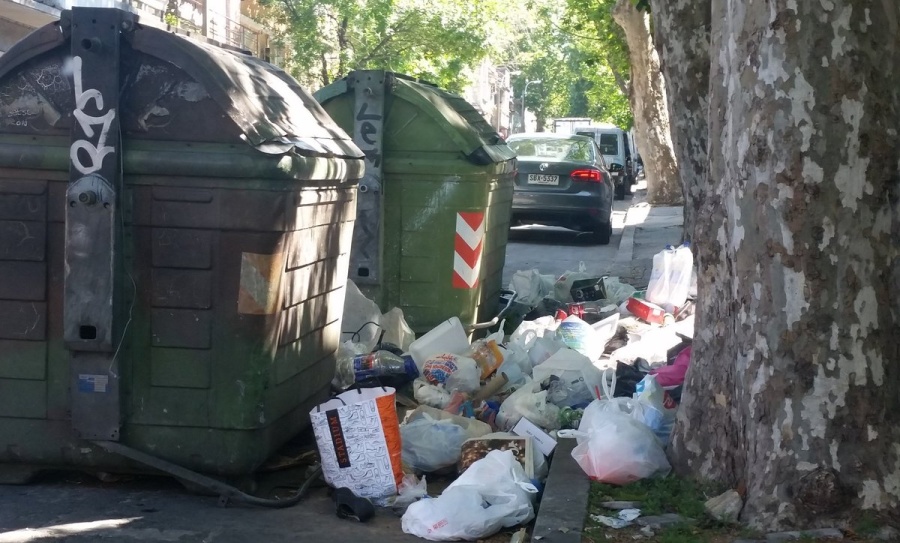 Un hombre golpeó a su ex mujer y la tiró a la basura